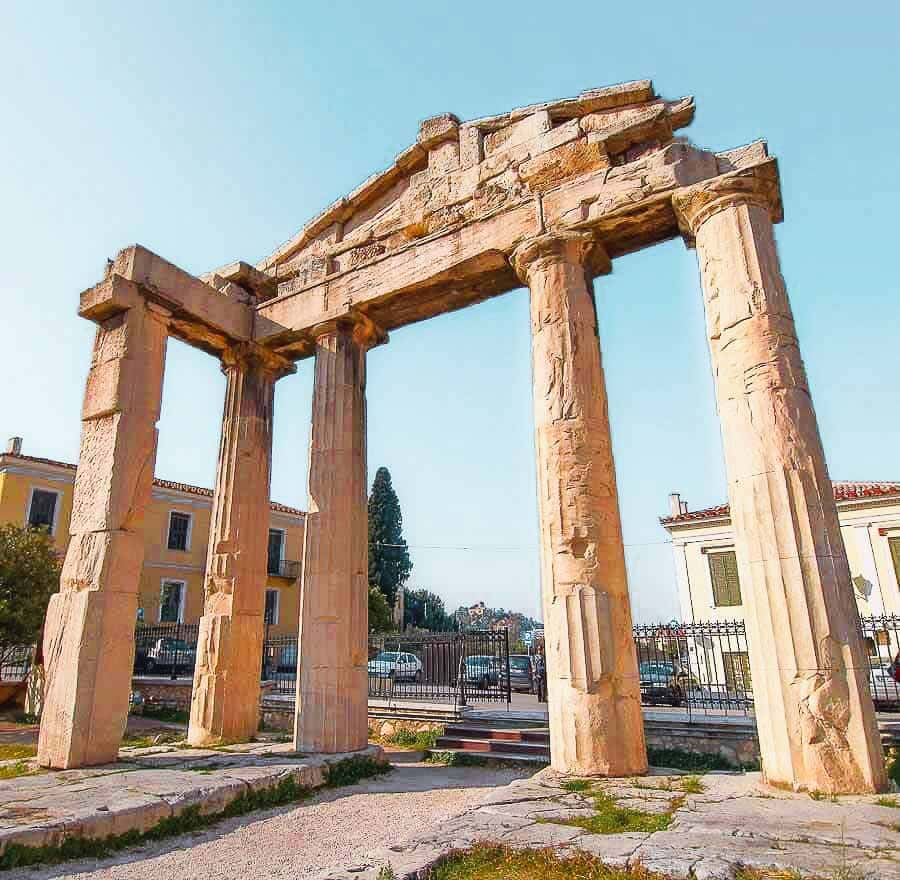 Arco con columnas de una puerta antigua en el Ágora de Atenas, parada histórica en que ver en Atenas en 3 dias.