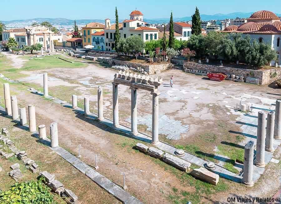 Vista de las ruinas con columnas en la Ágora romana de Atenas, un imprescindible arqueológico en que ver en Atenas en 3 dias.