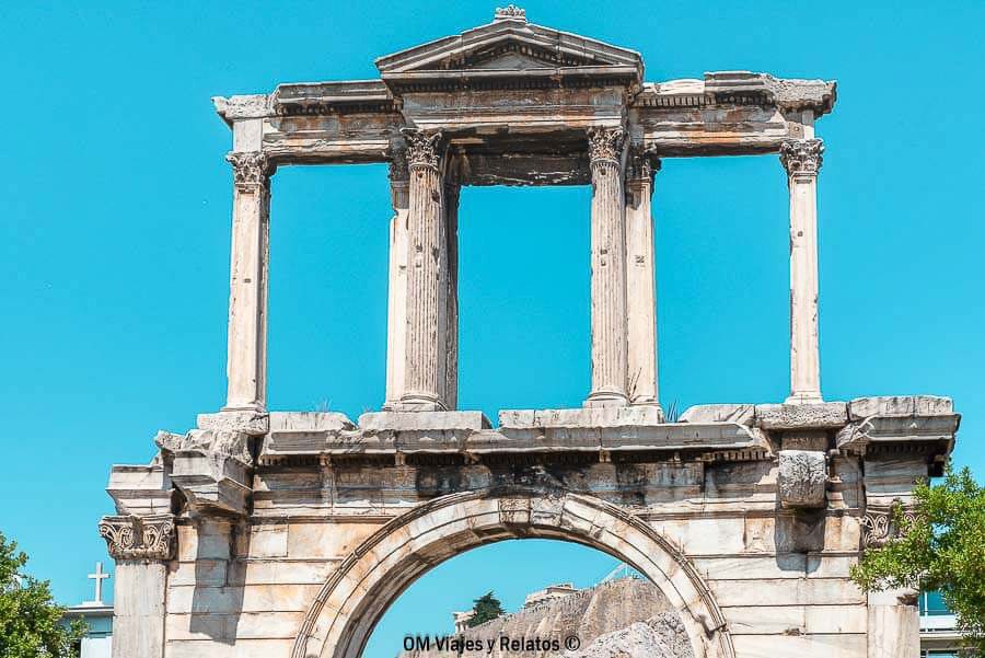 Ruinas con arco y columnas de la Biblioteca de Adriano en Atenas, parada histórica en que ver en Atenas en 3 dias.