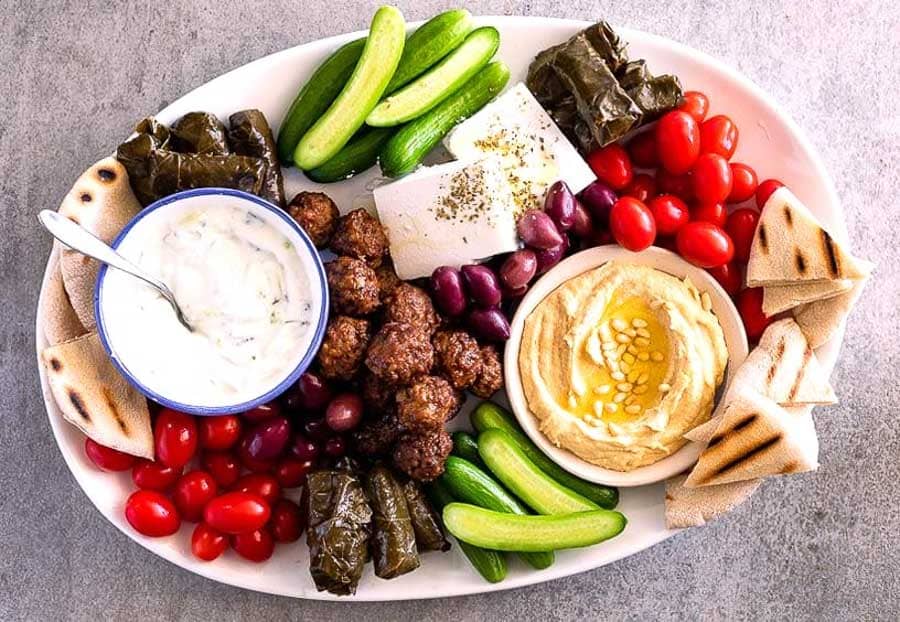 Plato de meze griego en nuestro restaurante con vistas a la Acrópolis de Atenas, plan foodie en que ver en Atenas en 3 días.