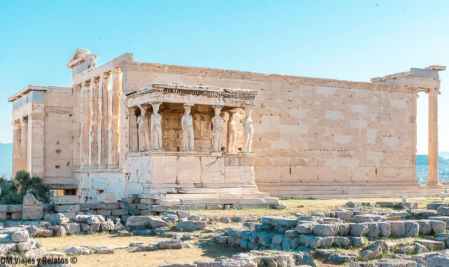 Vista lateral del Erecteion con el Pórtico de las Cariátides en la Acrópolis, imprescindible en que ver en Atenas en 3 días.