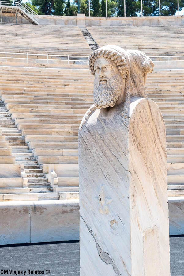 Estatua de mármol en el Estadio Panatenaico de Atenas, visita imprescindible en que ver en Atenas en 3 dias.