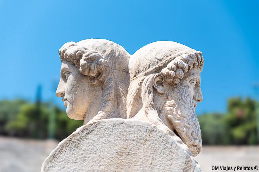 Detalle de una escultura clásica de dos rostros en Atenas, una visita cultural ideal en que ver en Atenas en 3 días.