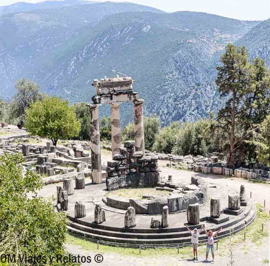 Olga y Raul en Delfos, junto a las ruinas del santuario con las montañas al fondo, excursión top desde Atenas en 3 dias.