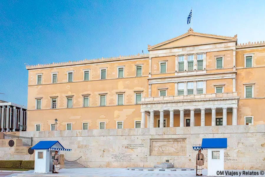 Nosotros viendo el cambio de guardia en la Plaza Sintagma, frente al Parlamento de Atenas, plan imprescindible en que ver en Atenas en 3 días.
