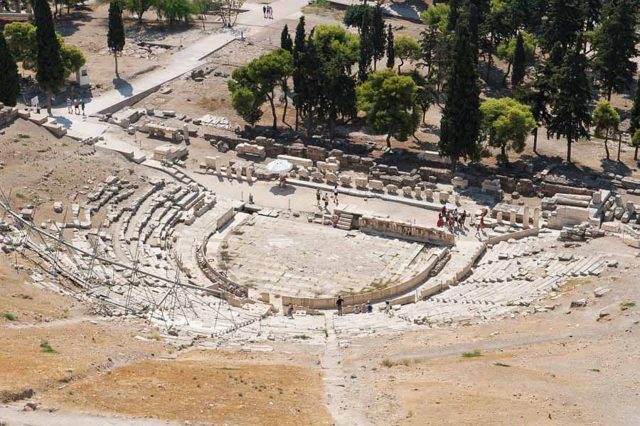 Vista del Teatro de Dionisio en la ladera de la Acrópolis, imprescindible en la ruta de que ver en Atenas en 3 días.