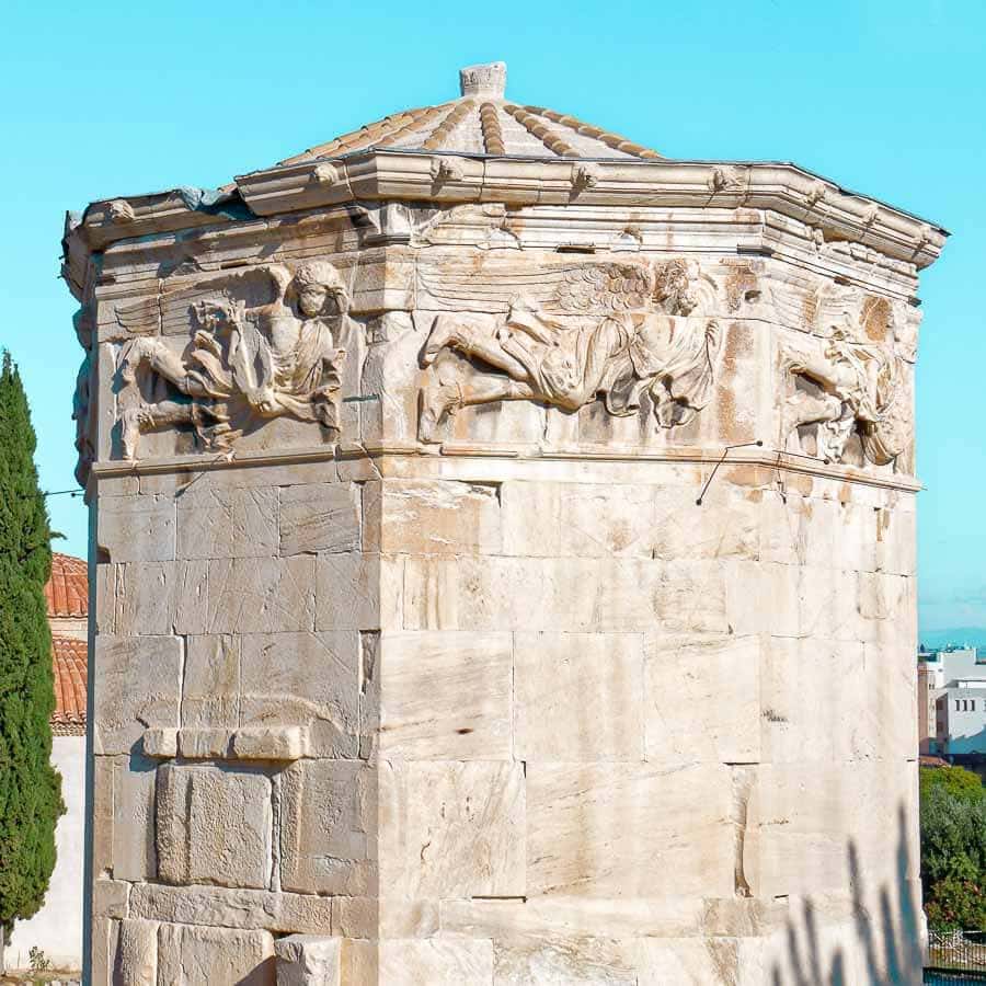 Detalle de los relieves en la Torre de los Vientos en Atenas, visita histórica en que ver en Atenas en 3 días.