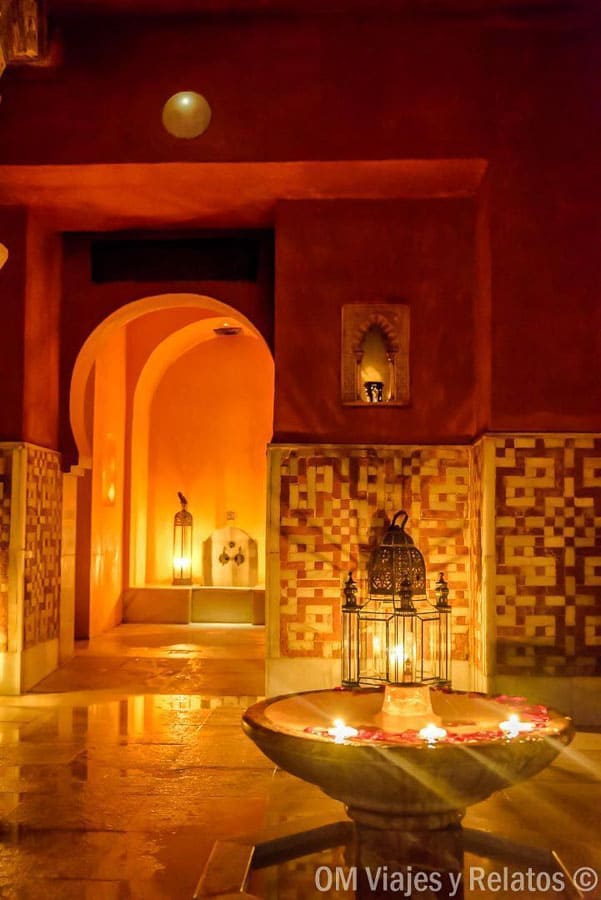 Patio de un hammam o baños árabes en Córdoba con faroles y velas, plan diferente en que ver en Córdoba en un dia.