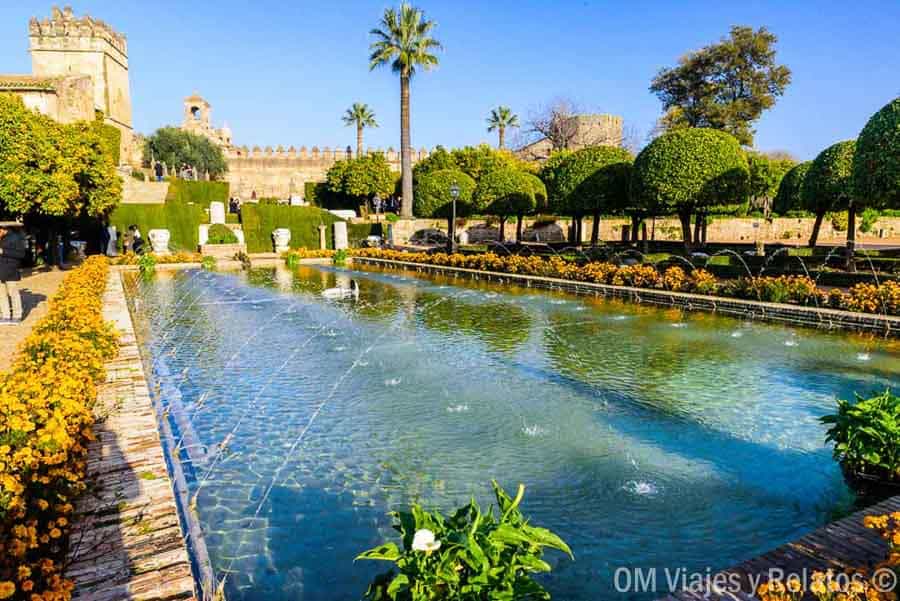 Estanque con surtidores en los Jardines del Alcázar de los Reyes Cristianos, imprescindible en que ver en Córdoba en un día.