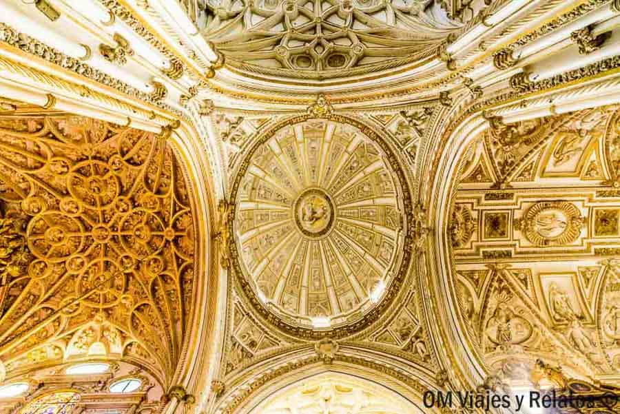Detalle del techo y la cúpula con decoración barroca en la Mezquita-Catedral de Córdoba, imprescindible en que ver en Córdoba en un día.