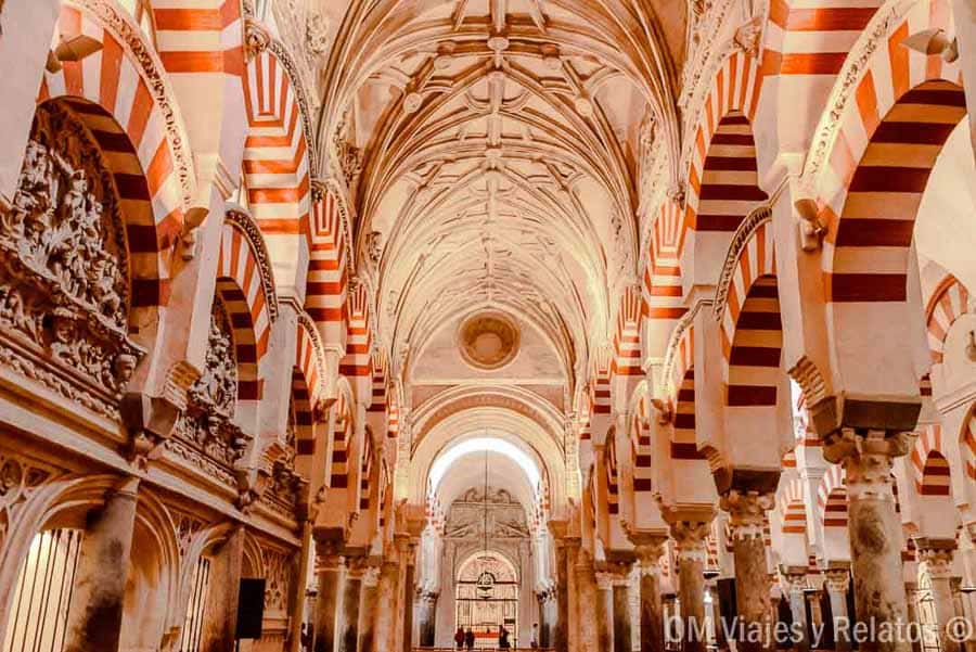 Interior de la Mezquita-Catedral de Córdoba con arcos de herradura rojos y blancos, imprescindible en que ver en Córdoba en un dia.