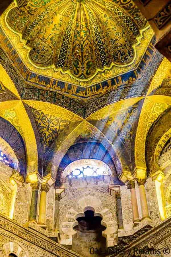 Detalle del mihrab de la Mezquita-Catedral de Córdoba con mosaicos dorados, imprescindible en que ver en Cordoba en un día.