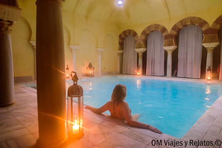 Una servidora relajándose en la piscina de un hammam o baños árabes en Córdoba, plan diferente en que ver en Cordoba en un dia.
