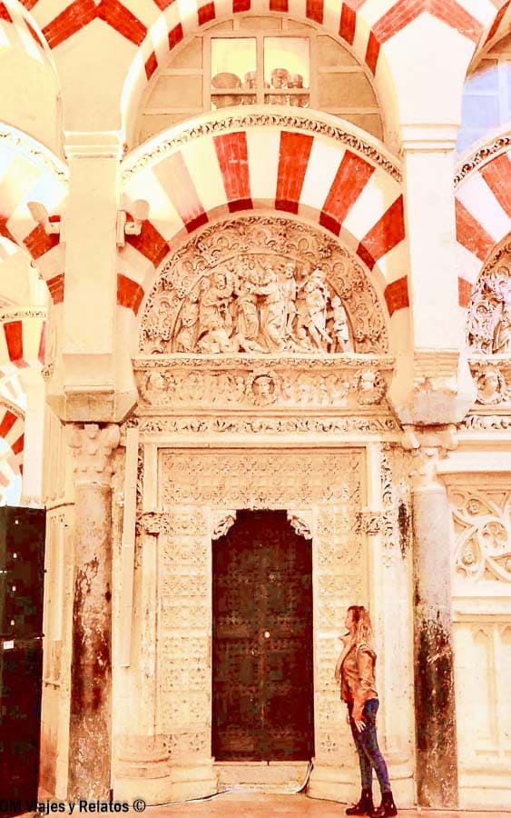 Foto mía junto a una puerta decorada en la Mezquita-Catedral de Córdoba, con los arcos rojos y blancos, imprescindible en que ver en Cordoba en un dia.