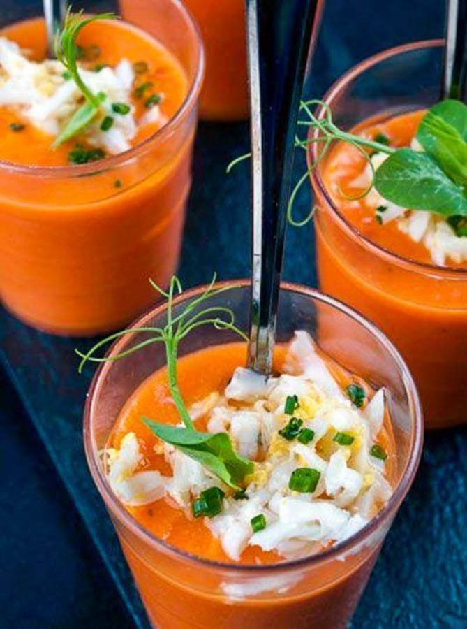 Vasitos de salmorejo cordobés con topping, una parada gastronómica dentro de que ver en Cordoba en un día.