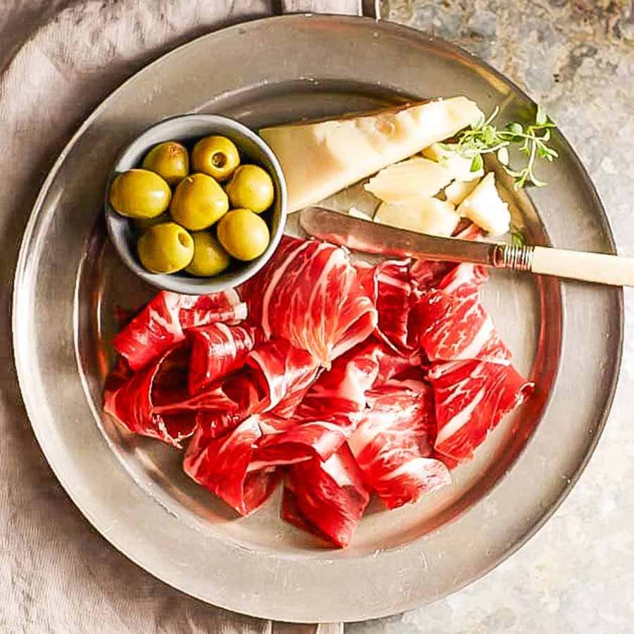 Plato de jamón ibérico, una parada gastronómica dentro de que ver en Córdoba en un día.
