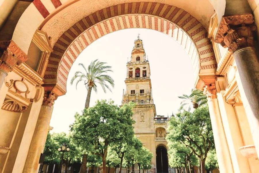 Torre campanario de la Mezquita-Catedral de Córdoba vista a través de un arco, imprescindible en que ver en Cordoba en un día.
