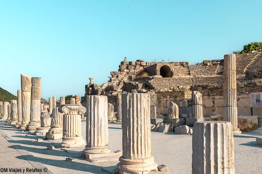 Columnas y restos de la antigua ágora en las ruinas de Éfeso, una parada interesante en que ver en Efeso.