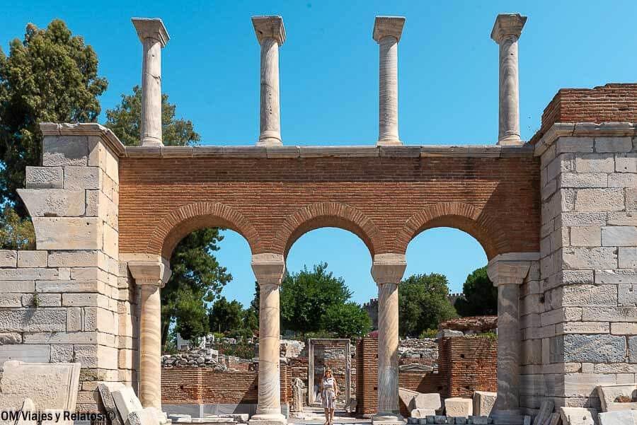 Basílica de San Juan de Éfeso en Selçuk, con arcos y restos de columnas, una visita interesante en que ver en Éfeso.