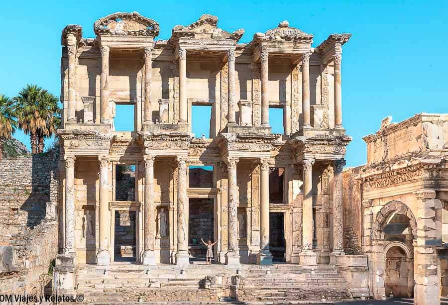 Fachada de la Biblioteca de Celso en las ruinas de Éfeso, imprescindible en que ver en Efeso.