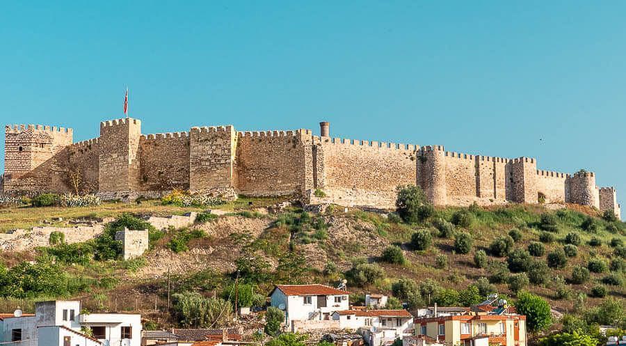 Vista del Castillo de Selçuk, la fortaleza sobre la colina cerca de Éfeso, una visita interesante en que ver en Efeso.