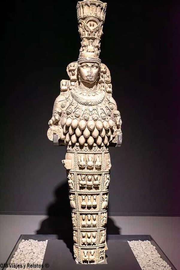 Estatua de Artemisa de Éfeso en un museo, una visita interesante dentro de que ver en Efeso.