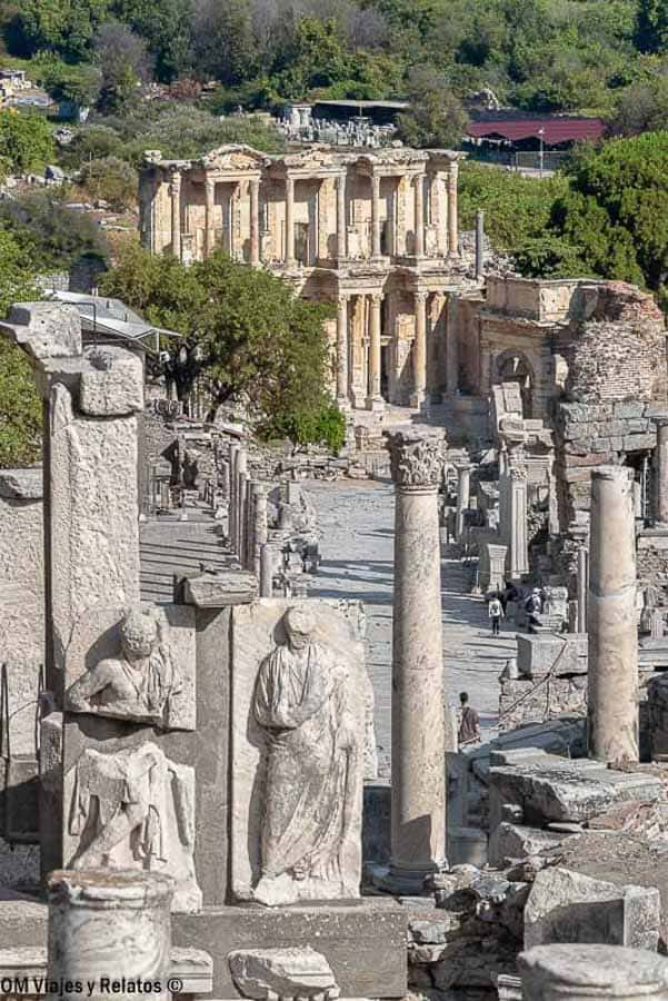 Ruinas de la Fuente de Hidreion en Éfeso con columnas y relieves, una parada interesante en que ver en Éfeso.