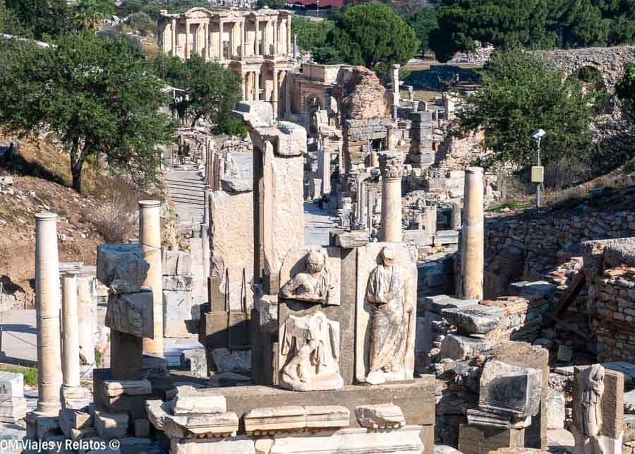 Monumento a Memio en Éfeso con columnas y ruinas alrededor, una parada interesante en que ver en Éfeso.