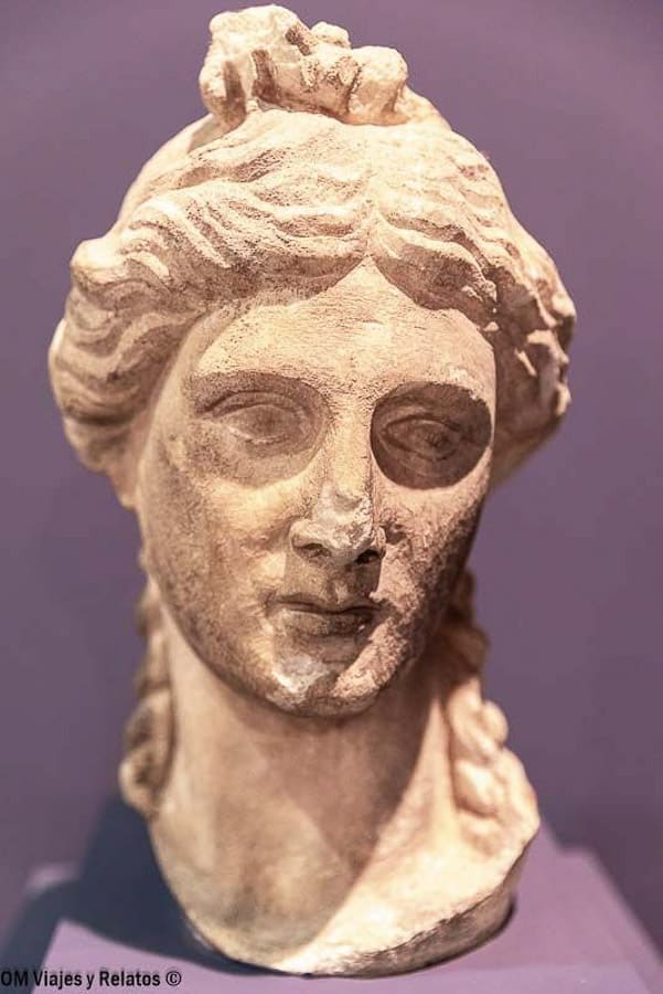Busto de una escultura antigua en el Museo Arqueológico de Éfeso, una visita interesante dentro de que ver en Efeso.