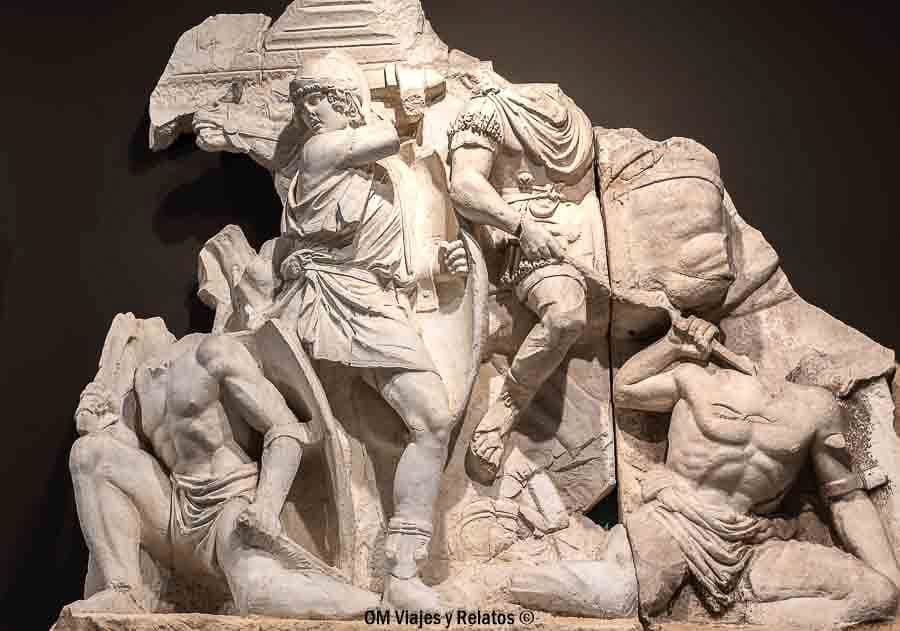 Relieve romano de mármol expuesto en el museo arqueológico de Éfeso, una visita interesante dentro de que ver en Éfeso.