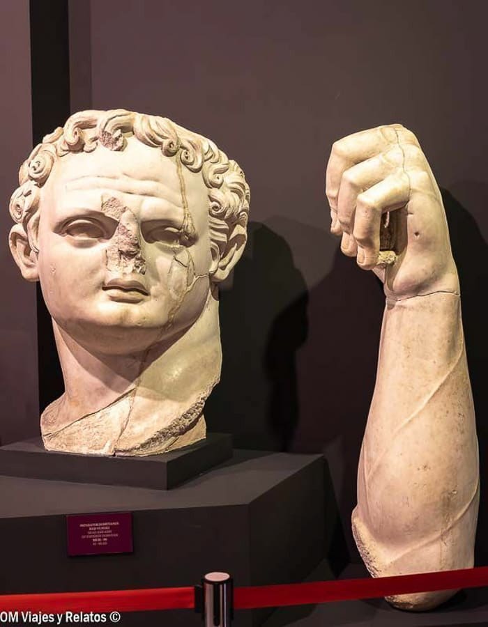 Cabeza y brazo de una escultura romana en el Museo de Éfeso, una visita interesante dentro de que ver en Efeso.
