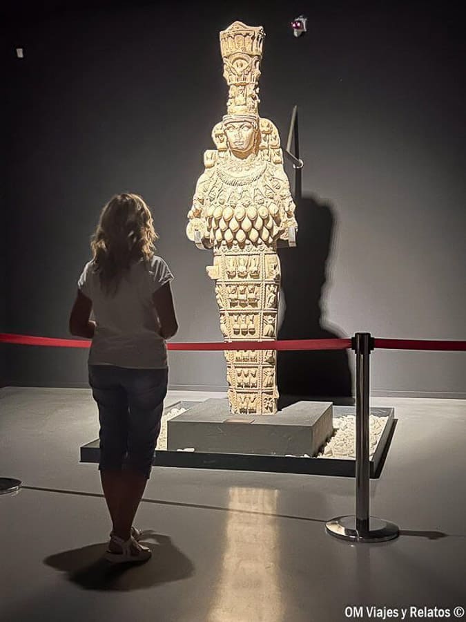Servidora junto a la estatua de la diosa Artemisa en el Museo Arqueológico de Éfeso, una visita imprescindible en que ver en Éfeso.