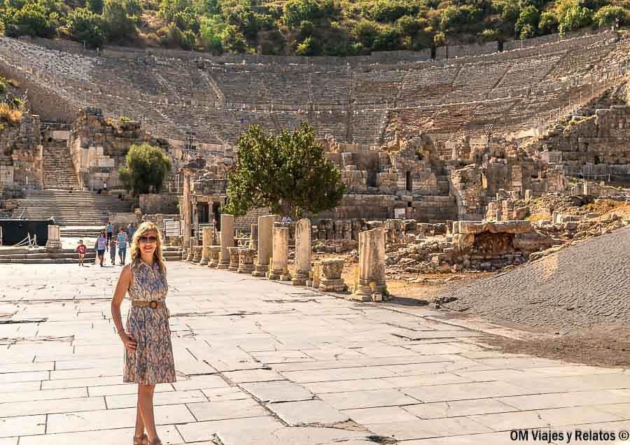 Foto mía en Éfeso con el Gran Teatro al fondo y restos de columnas, una parada imprescindible en qué ver en Éfeso.