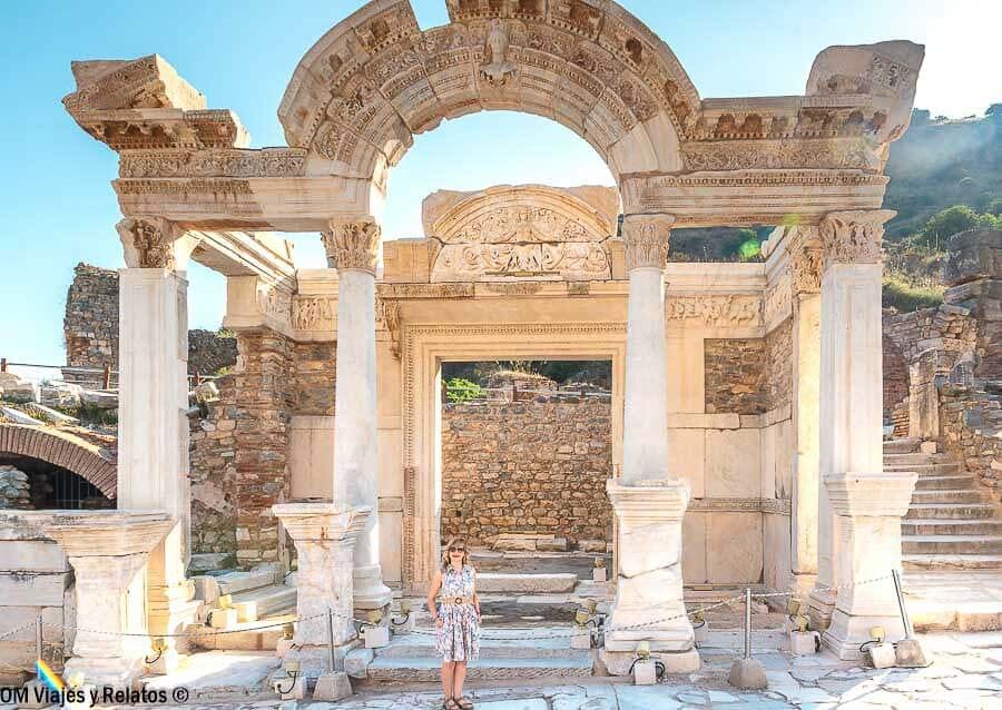 Foto mía posando bajo un arco con columnas en las ruinas de Éfeso, una parada imprescindible en que ver en Éfeso.