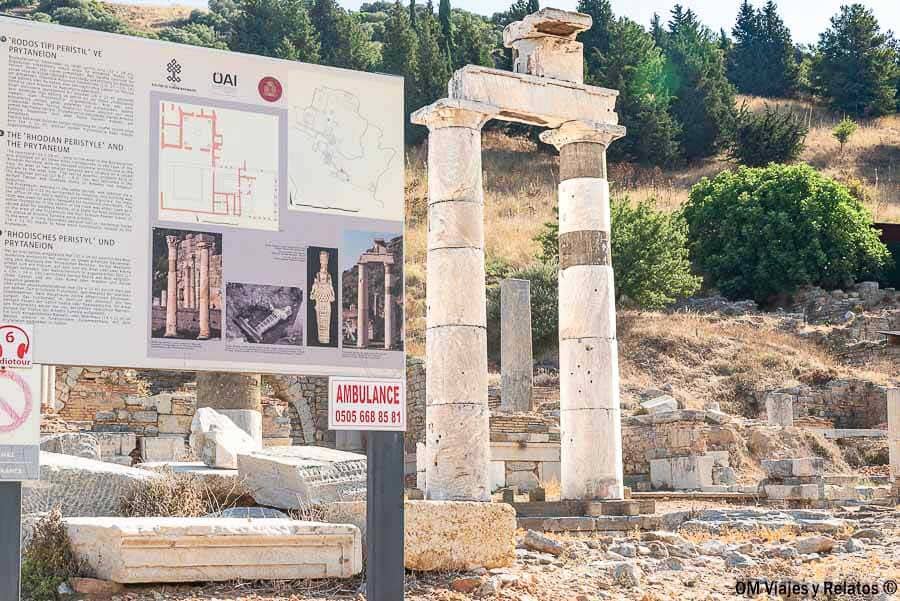 Panel informativo del yacimiento de Éfeso junto a ruinas y columnas, útil para planificar que ver en Éfeso.