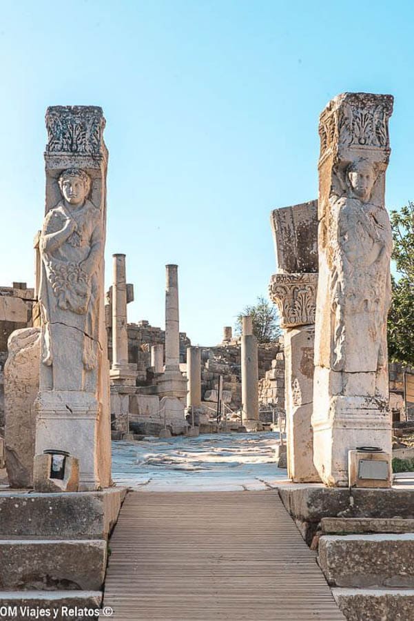 Puerta de Hércules en Éfeso con columnas y relieves tallados, un punto clave en que ver en Éfeso.