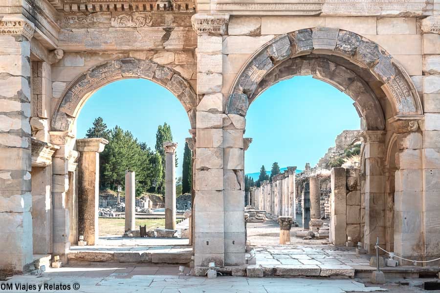 Puerta de Mazeus y Mitrídates en Éfeso con arcos de piedra y columnas al fondo, imprescindible en que ver en Éfeso.