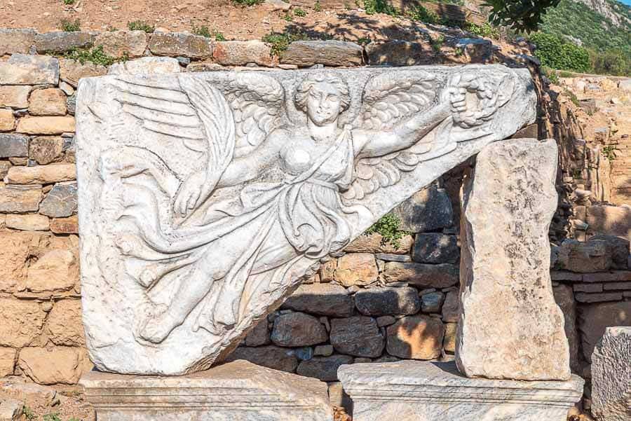 Relieve de Nike o Victoria alada en mármol en las ruinas de Éfeso, una curiosidad en que ver en Éfeso.