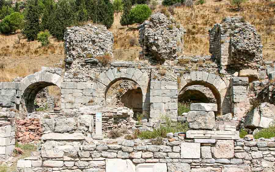 Ruinas con arcos de piedra en el yacimiento de Éfeso, una parada interesante en que ver en Éfeso.