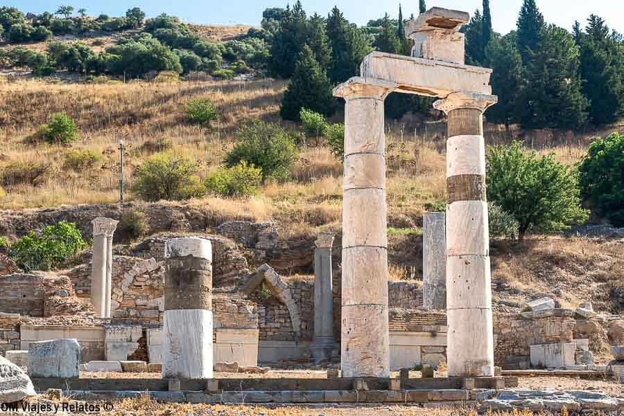 Estructura con columnas y pórtico en las ruinas de Éfeso, una parada interesante en que ver en Éfeso.