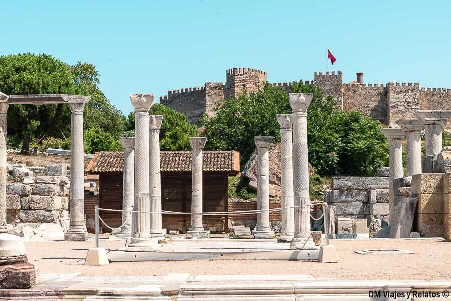 Columnas y ruinas de Éfeso con la fortaleza de Selçuk al fondo, una parada interesante en que ver en Éfeso.