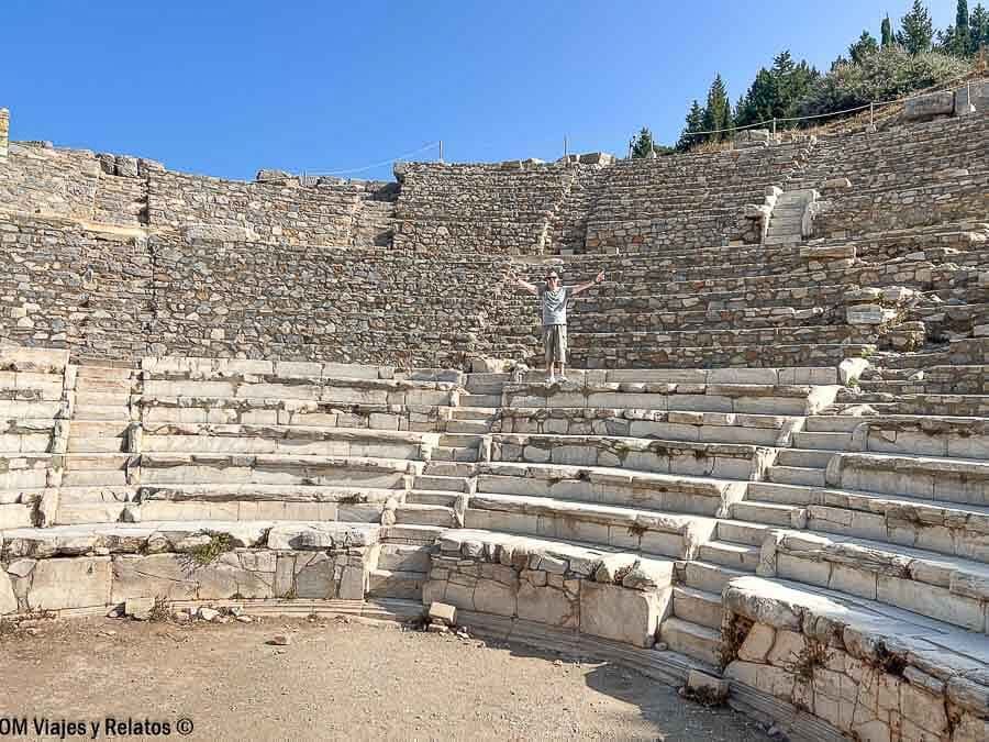 Gradas del Teatro del Odeón de Éfeso con JC en el centro, una parada imprescindible en que ver en Éfeso.