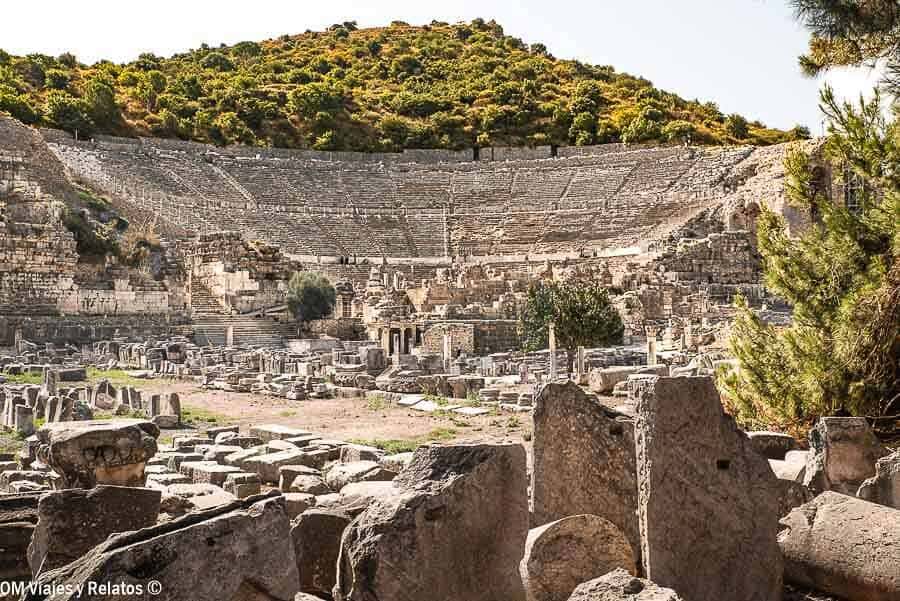 Vista general del Teatro del Odeón de Éfeso con las gradas y ruinas, una parada imprescindible en que ver en Efeso.