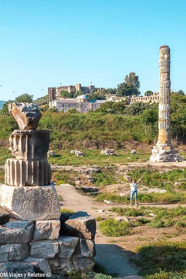 Foto mía en el Templo de Artemisa en Éfeso con la columna en pie y la fortaleza de Selçuk al fondo, imprescindible en que ver en Éfeso.