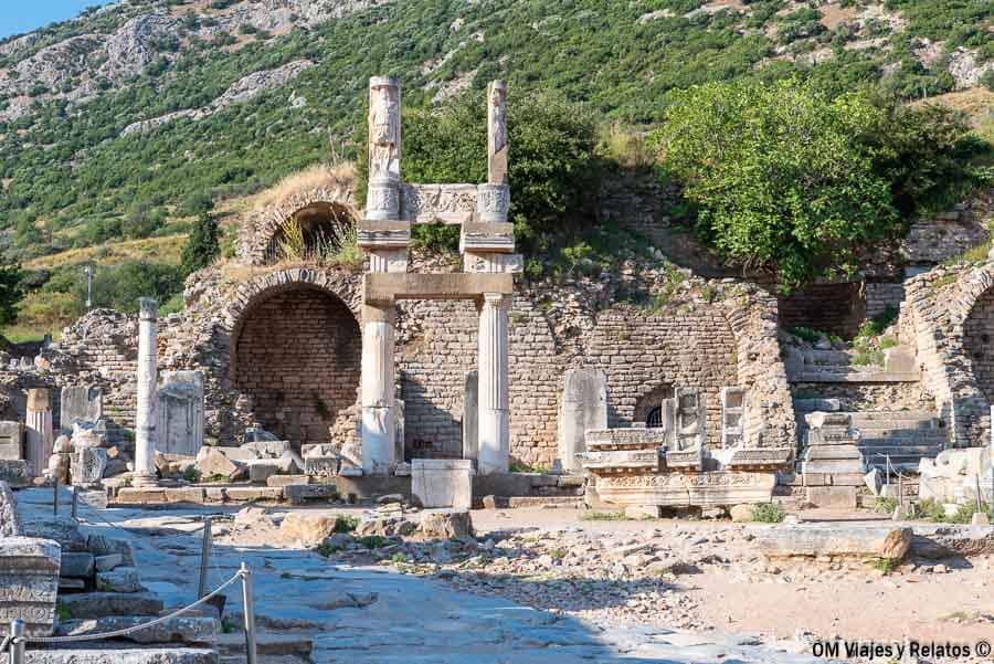 Ruinas del Templo de Domiciano en Éfeso con columnas y estructuras de piedra, una parada clave en qué ver en Éfeso.