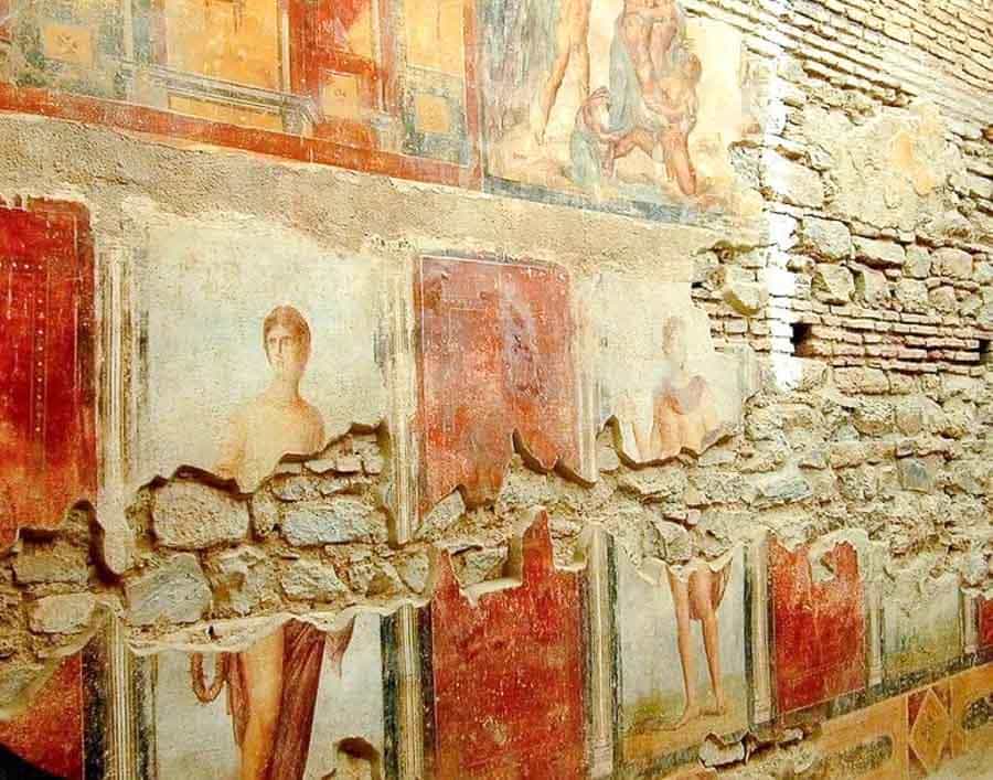 Detalle de frescos y pinturas antiguas en un muro del yacimiento de Éfeso, una curiosidad en que ver en Efeso.