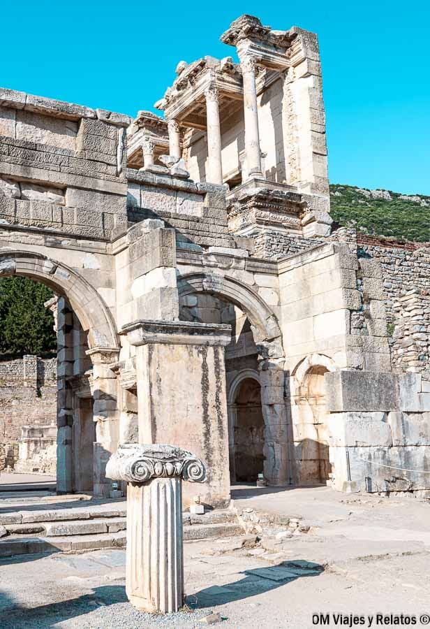 Ruinas en la Vía Arcadia de Éfeso con arcos y columnas, una parada interesante en que ver en Éfeso.
