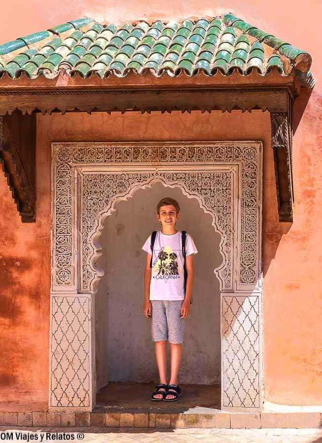 Foto de mi hijo posando en un arco del Palais de la Bahía en Marrakech, imprescindible en qué ver en Marrakech en 4 día.