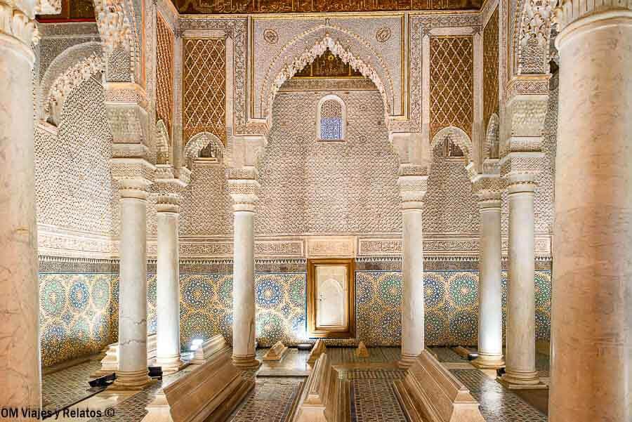 Interior de mausoleo con columnas y mosaicos en las Tumbas Saadíes, imprescindible en qué ver en Marrakech en 4 días.