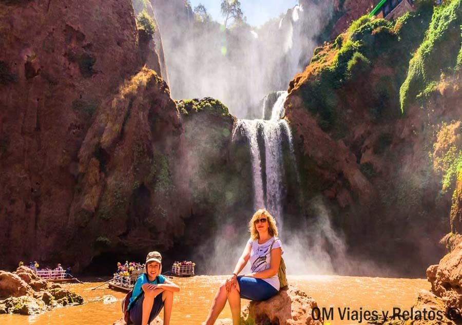 Foto mía y de mi hijo frente a las Cascadas de Ouzoud en una excursión desde Marrakech, plan top de qué ver en Marrakech en 4 días.